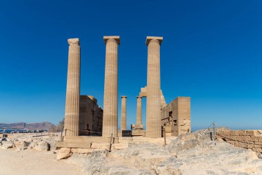 Lindos Akropolis 'ten Athena Lindia Tapınağı' nın bir resmi..