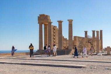Lindos Akropolis 'ten Athena Lindia Tapınağı' nın bir resmi..