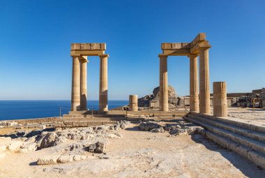 Lindos Akropolünün Büyük Helenistik Stoa 'sının bir resmi.