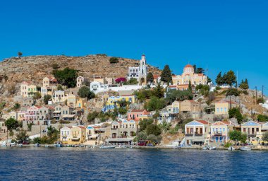 Symi Adası 'ndaki renkli Ano Symi kasabasının bir resmi..