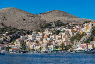 Symi Adası 'ndaki renkli Ano Symi kasabasının bir resmi..