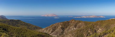 Batı Rodos kıyılarının, Chalki ve Alimia 'nın Dodecanese Adalarına bakan bir panorama resmi..