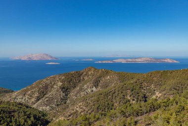 Batı Rodos kıyılarının bir resmi, Dodecanese Adaları Chalki ve Alimia 'ya bakıyor..