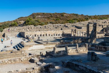 Kamiros arkeolojik sahasında Doric Stoa 'nın bir resmi..