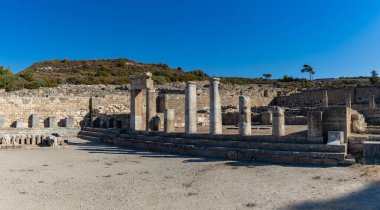 Kamiros arkeolojik sahasında Doric Stoa 'nın bir resmi..