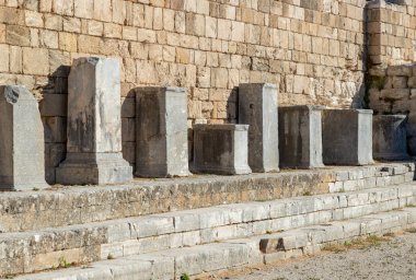 Kamiros arkeolojik sahasında Doric Stoa 'nın bir resmi..