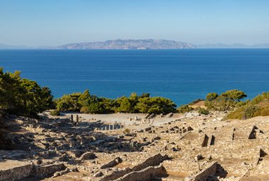 Kamiros Arkeolojik Alanı 'nın uzaktaki Symi Adası' na bakan bir resmi..