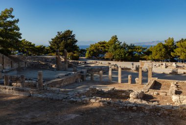 Kamiros arkeolojik sahasında Doric Stoa 'nın bir resmi..