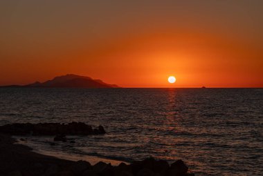 Rodos 'taki Kamiros Sahili' nde güneşin batışının bir resmi..