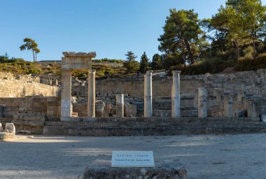 Kamiros arkeolojik sahasında Doric Stoa 'nın bir resmi..
