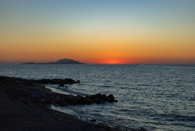 Rodos 'taki Kamiros Sahili' nde güneşin batışının bir resmi..