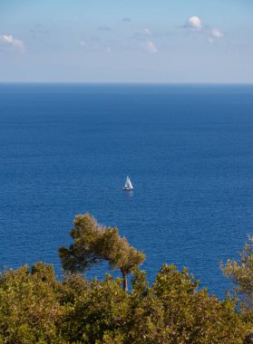 Doğu Rodos 'ta bir yelkenlinin resmi..