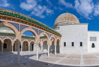 Manastırdaki Habib Bourguiba 'nın renkli mozolesinin bir resmi..