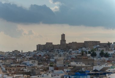 Medine 'nin çatılarında Susam Arkeoloji Müzesi' nin bir resmi görülüyor..