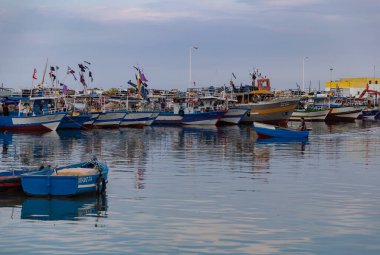 Susa Limanı 'ndaki balıkçı teknelerinin resmi..