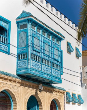 Kairouan 'da renkli bir evin resmi..