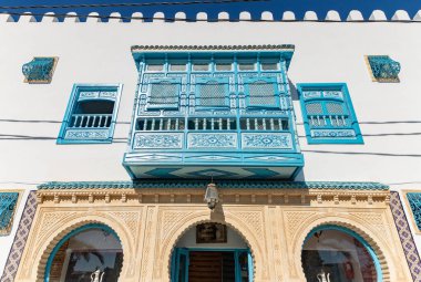 Kairouan 'da renkli bir evin resmi..