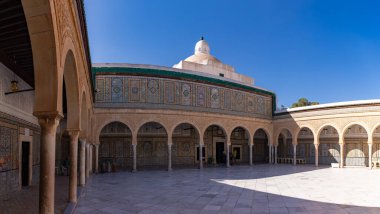Barber Camii 'nin bir resmi ya da Kairouan' daki Sidi Sahib 'in Zawiya' sı..