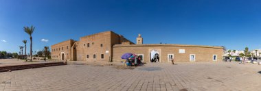 Barber Camii 'nin panorama resmi ya da Kairouan' daki Sidi Sahib 'in Zawiya' sı dışarıdan görülüyor..