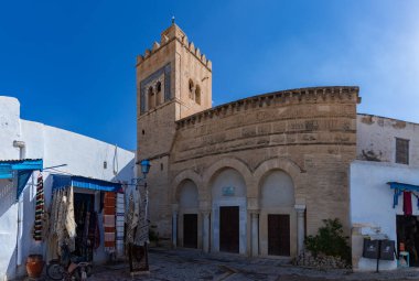 Kairouan 'daki Üç Kapı Camii' nin bir resmi..