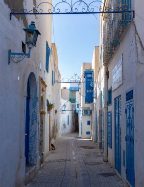 Kairouan 'ın renkli evlerinin bir resmi..