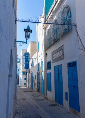 Kairouan 'ın renkli evlerinin bir resmi..