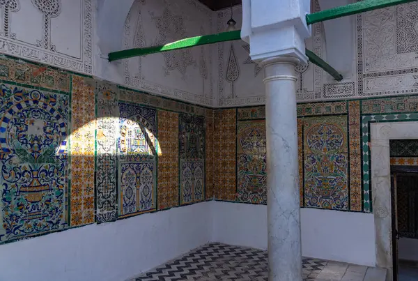 Barber Camii 'ndeki mimari detayların bir resmi ya da Kairouan' daki Sidi Sahib 'in Zawiya' sı..