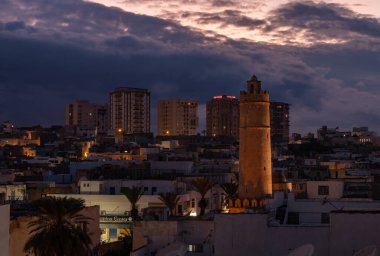 Susa Medine 'si üzerinde yükselen büyük apartman binalarının ve Susa Ribat' ının bir resmi..