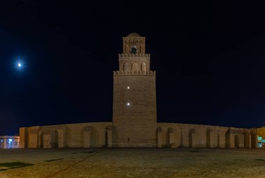 Kairouan Büyük Camii 'nin bir resmi. Gece, dışarıdan görüldüğü gibi..