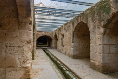 El Jem Roma Amfitiyatrosunun altındaki zindanın resmi..