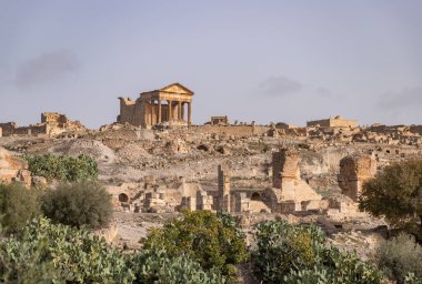 Capitol Tapınağı 'nın tepesinde Dougga Arkeolojik Alanı' nın resmi var..