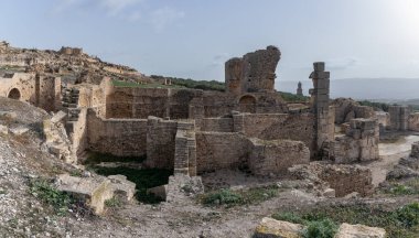 Dougga Arkeolojik Alanında Licinius Sura Hamamlarının bir resmi.