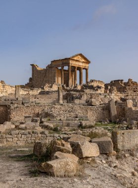Dougga Arkeolojik Alanındaki Capitol Tapınağı 'nın bir resmi..