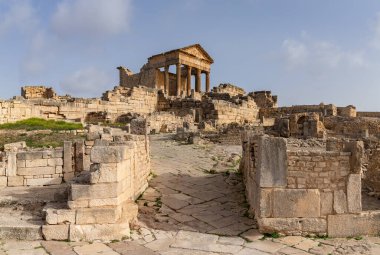 Dougga Arkeolojik Alanındaki Capitol Tapınağı 'nın bir resmi..