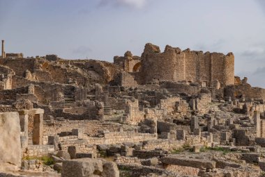 Dougga Arkeolojik Alanı 'ndaki harabelerin bir resmi..