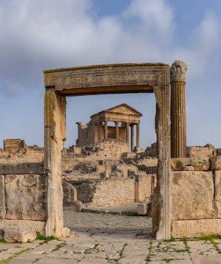Dougga Arkeoloji Alanındaki Dar El Echab ve Capitol Tapınaklarının bir resmi..