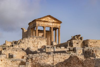 Dougga Arkeolojik Alanındaki Capitol Tapınağı 'nın bir resmi..