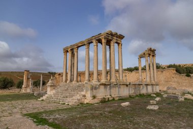 Dougga Arkeolojik Alanı 'ndaki Juno Caelestis Tapınağı' nın bir resmi..