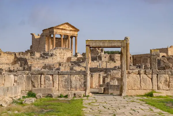 Dougga Arkeoloji Alanındaki Dar El Echab ve Capitol Tapınaklarının bir resmi..