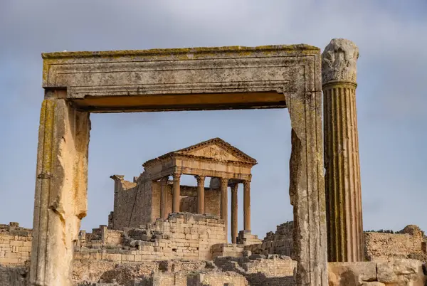 Dougga Arkeoloji Alanındaki Dar El Echab ve Capitol Tapınaklarının bir resmi..