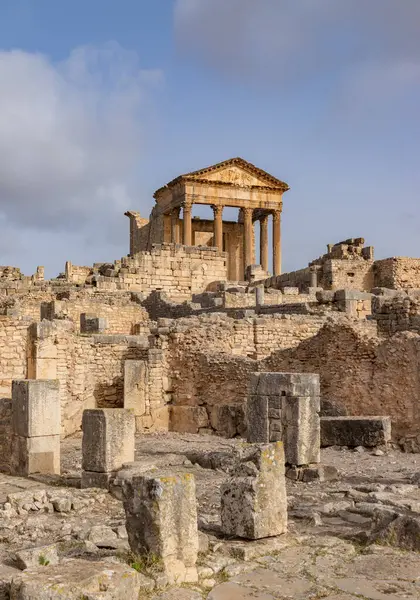 Dougga Arkeolojik Alanındaki Capitol Tapınağı 'nın bir resmi..