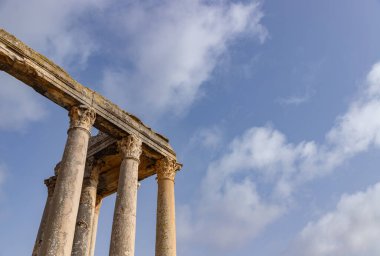 Dougga Arkeolojik Alanı 'ndaki Juno Caelestis Tapınağı' nın bir resmi..