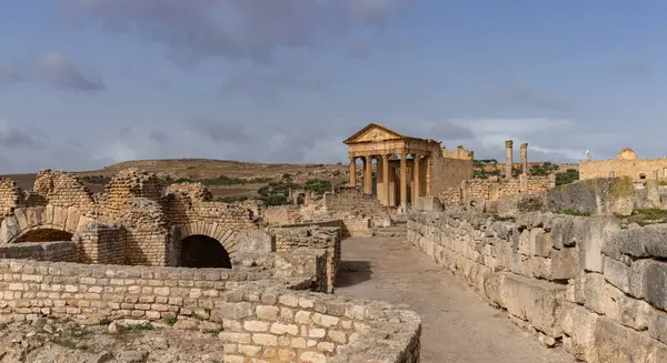 Dougga Arkeolojik Alanındaki Capitol Tapınağı 'nın bir resmi..
