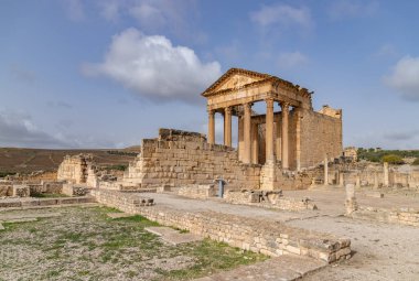 Dougga Arkeolojik Alanındaki Capitol Tapınağı 'nın bir resmi..