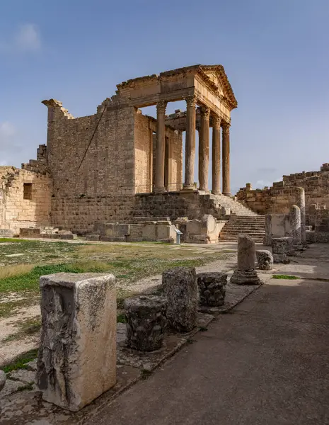 Dougga Arkeolojik Alanındaki Capitol Tapınağı 'nın bir resmi..