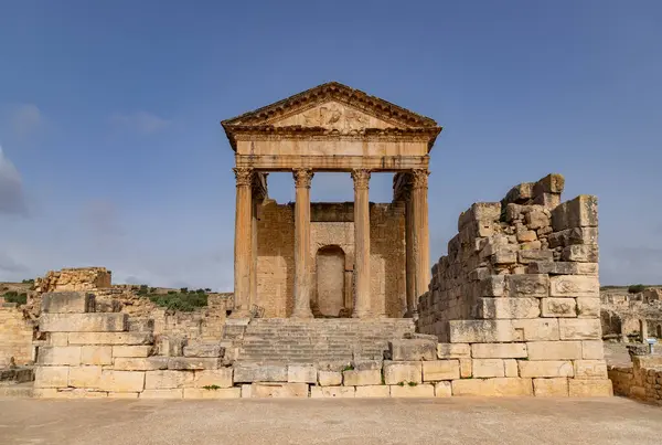Dougga Arkeolojik Alanındaki Capitol Tapınağı 'nın bir resmi..