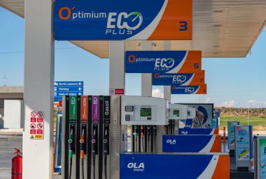 Bir OLA benzin istasyonundaki yakıt pompalarının resmi..