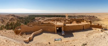 Chebika vahasının ve Tunus 'taki A-Sabikah kasabasının resmi..