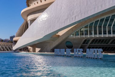 Sanat ve Bilim Şehri 'nin bir parçası olan Kraliçe Sofya Sanat Sarayı' nın bir resmi..