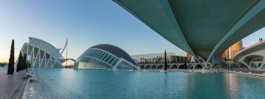 Gündoğumunda Montolivet Köprüsü 'nün altından sanat ve bilim şehrinin bir parçası olan Hemisferic ve Bilim Müzesi Principe Felipe' nin bir panoraması alındı..